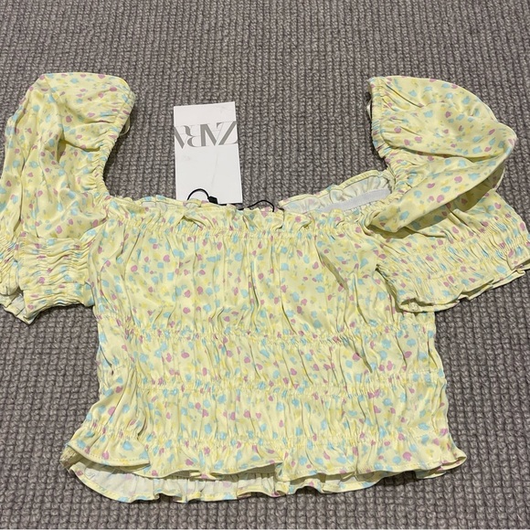 Zara Satin Effect Printed Top in Pastel Yellow (XS) - Picture 6 of 9